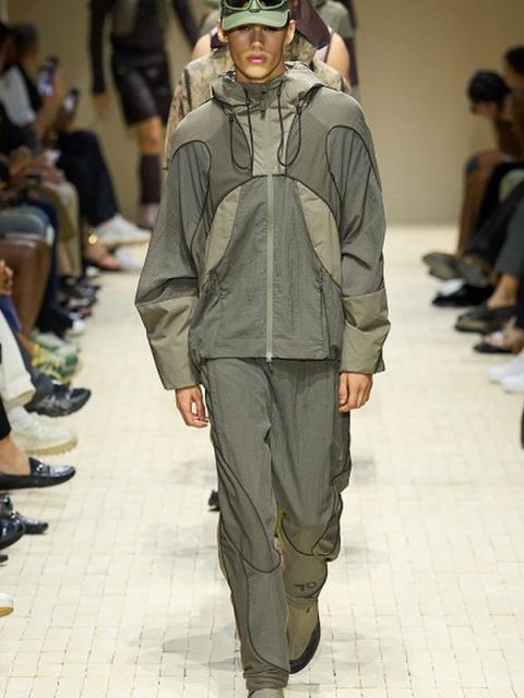 Коллекция Emporio Armani Menswear весна-лето 2026 (107887-emporio- armani-ss-01.jpg)